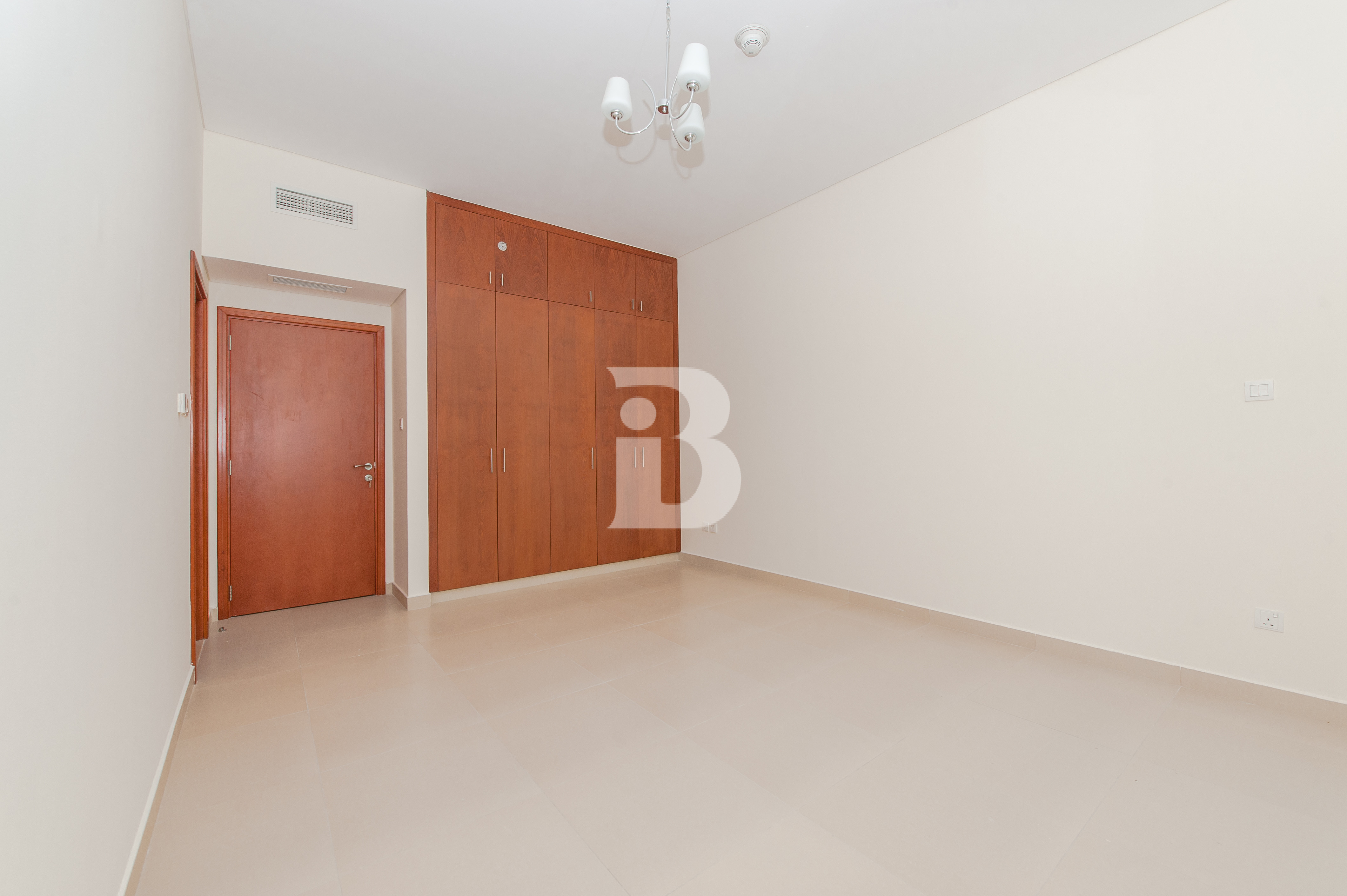 LARGE LAYOUT I SPACIOUS I READY TO MOVE