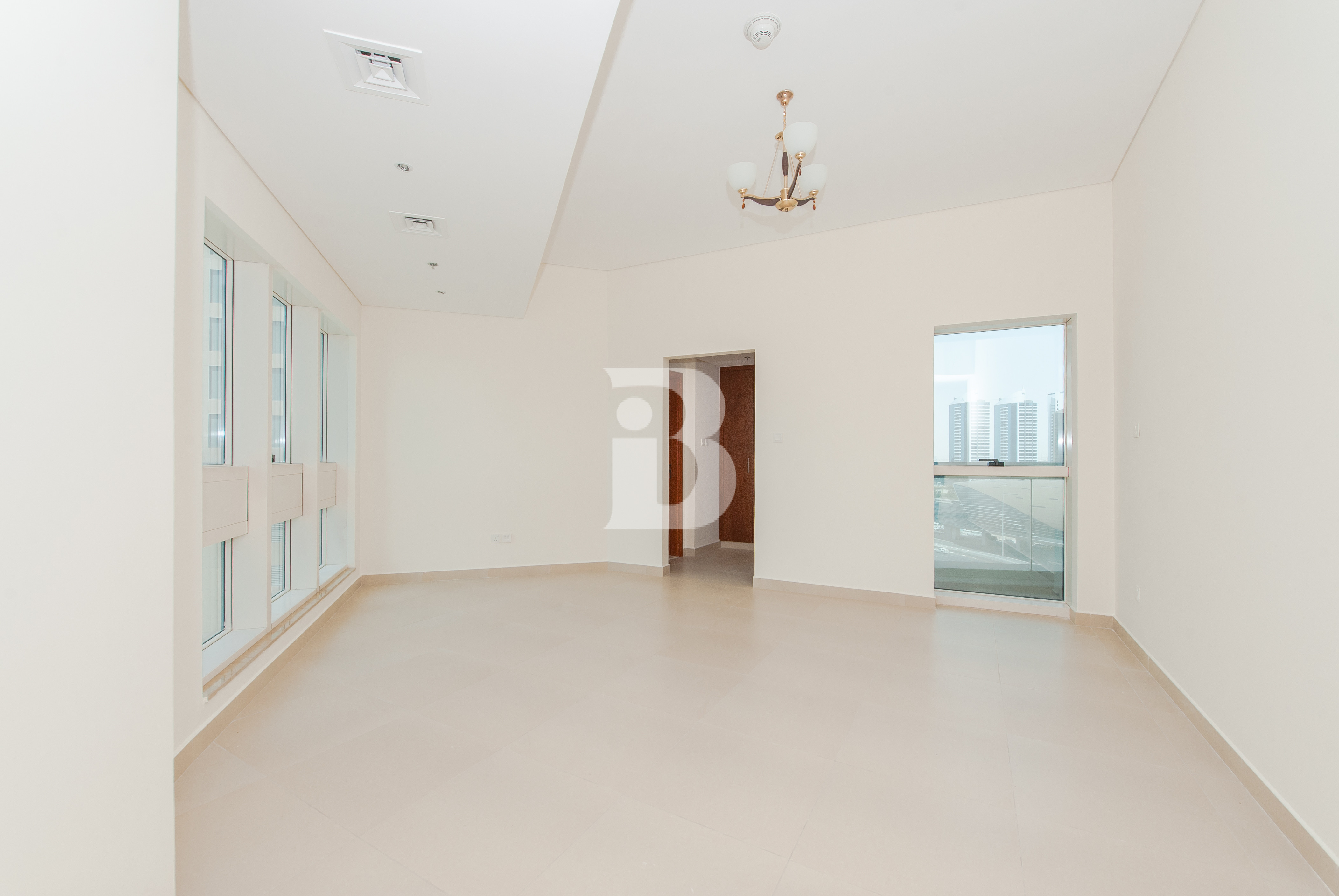 LARGE LAYOUT I SPACIOUS I READY TO MOVE