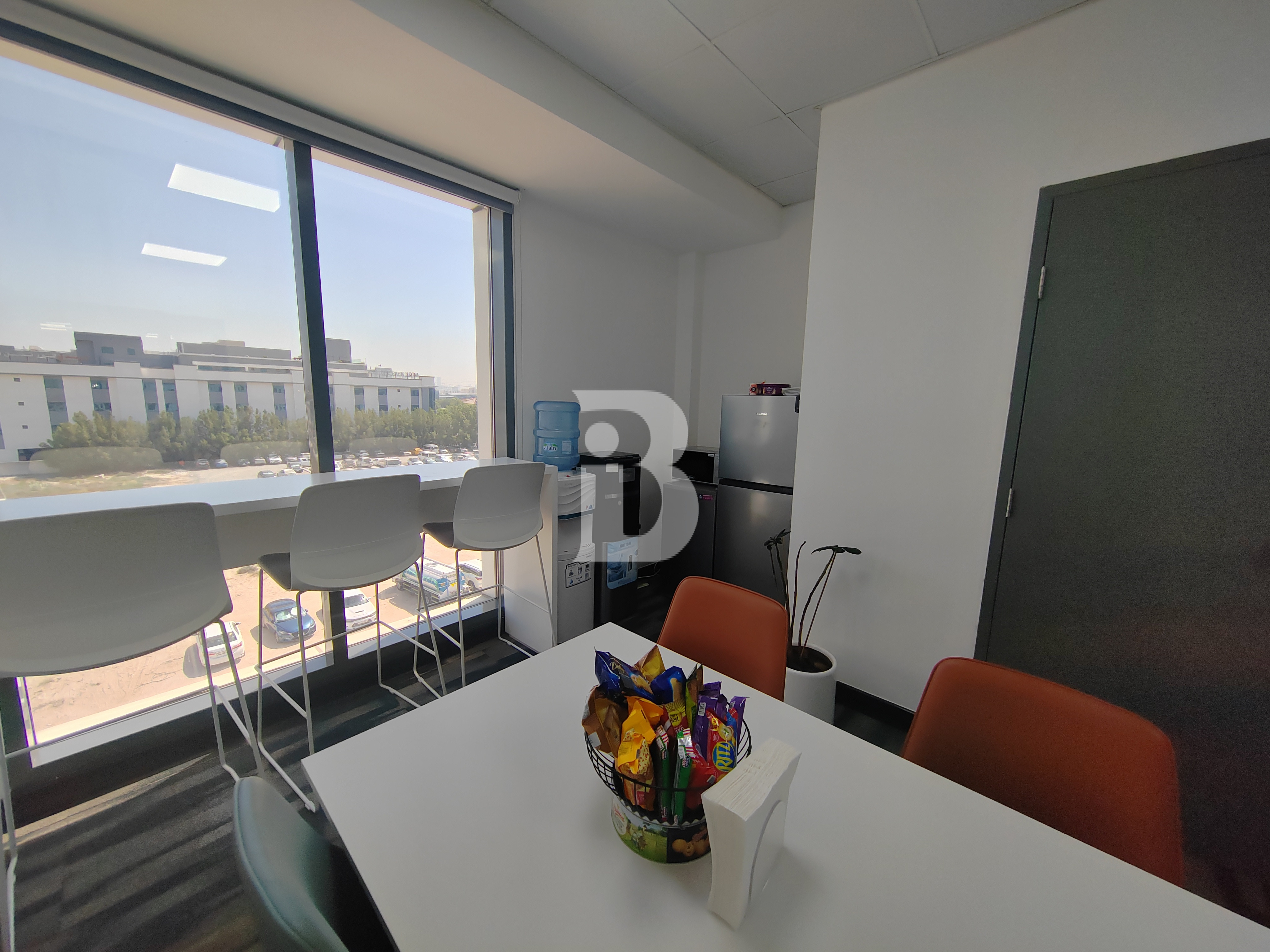 Vacant | Next to metro | Fully fitted