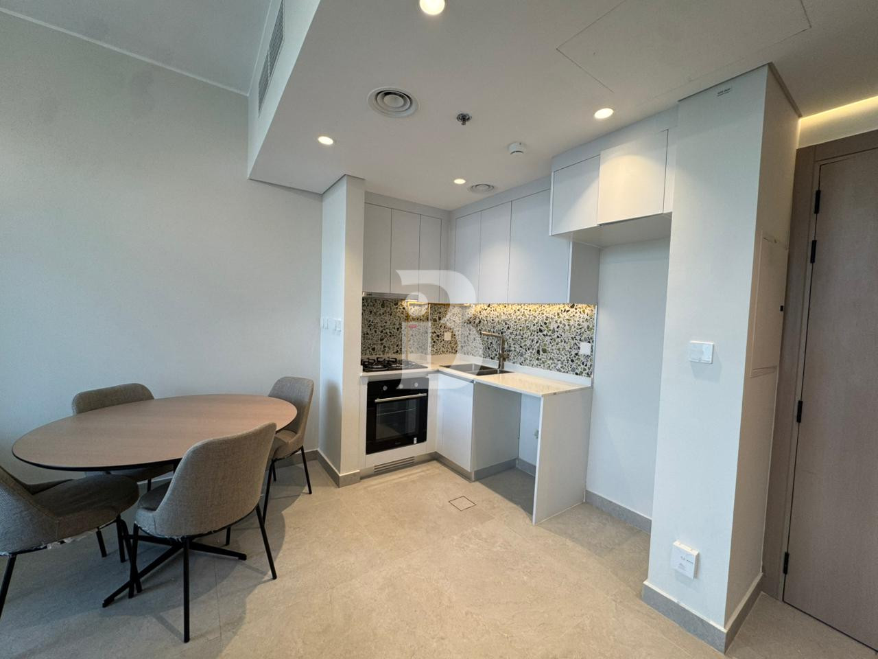 FULLY FURNISHED | 1 BEDROOM | MULTIPLE CHEQUES 3