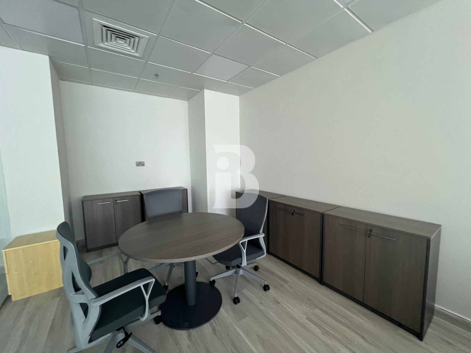 VACANT OFFICE/ NEWLY RENOVATED / CANAL VIEW  / LOW TRAFFIC AREA 5