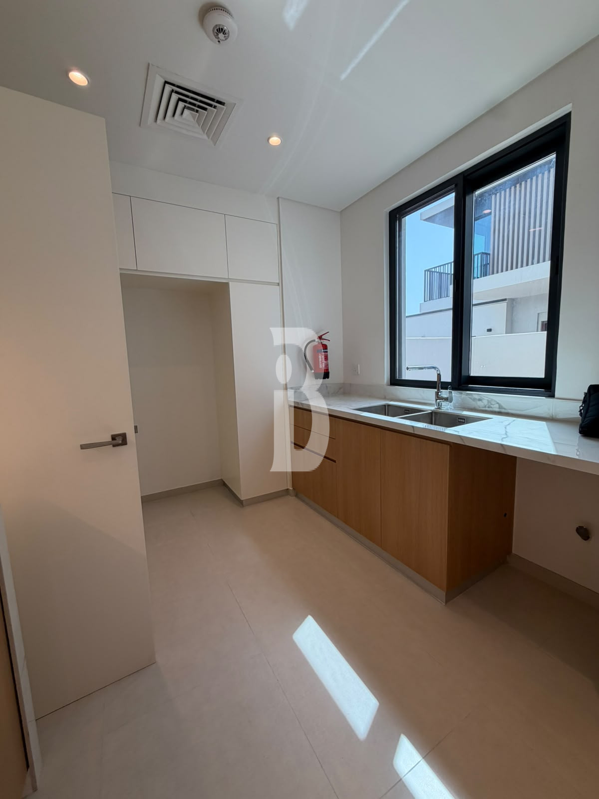 BRAND NEW| CLOSED KITCHEN| MIDDLE CORNER UNIT | VIEWING AVAILABLE
