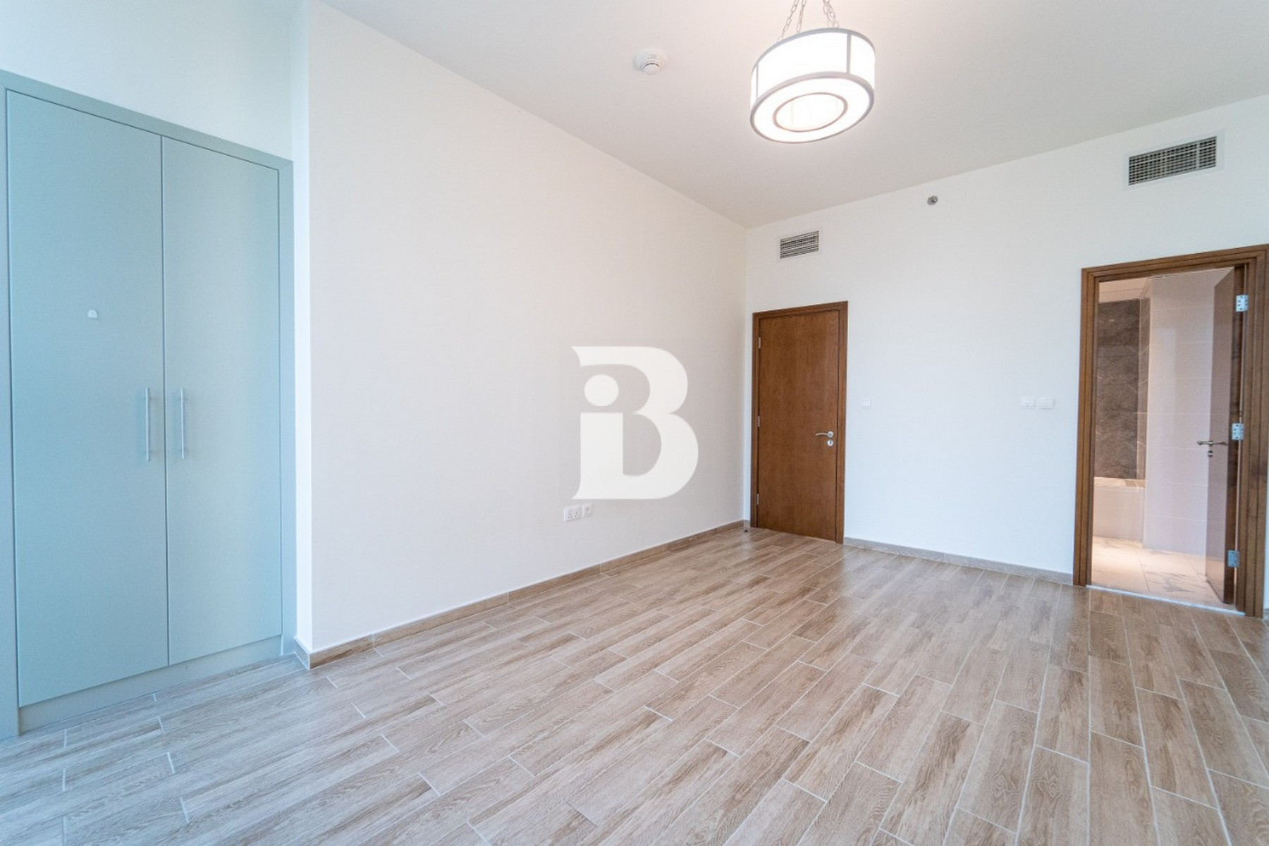 READY TO MOVE | MID FLOOR | PRIME LOCATION