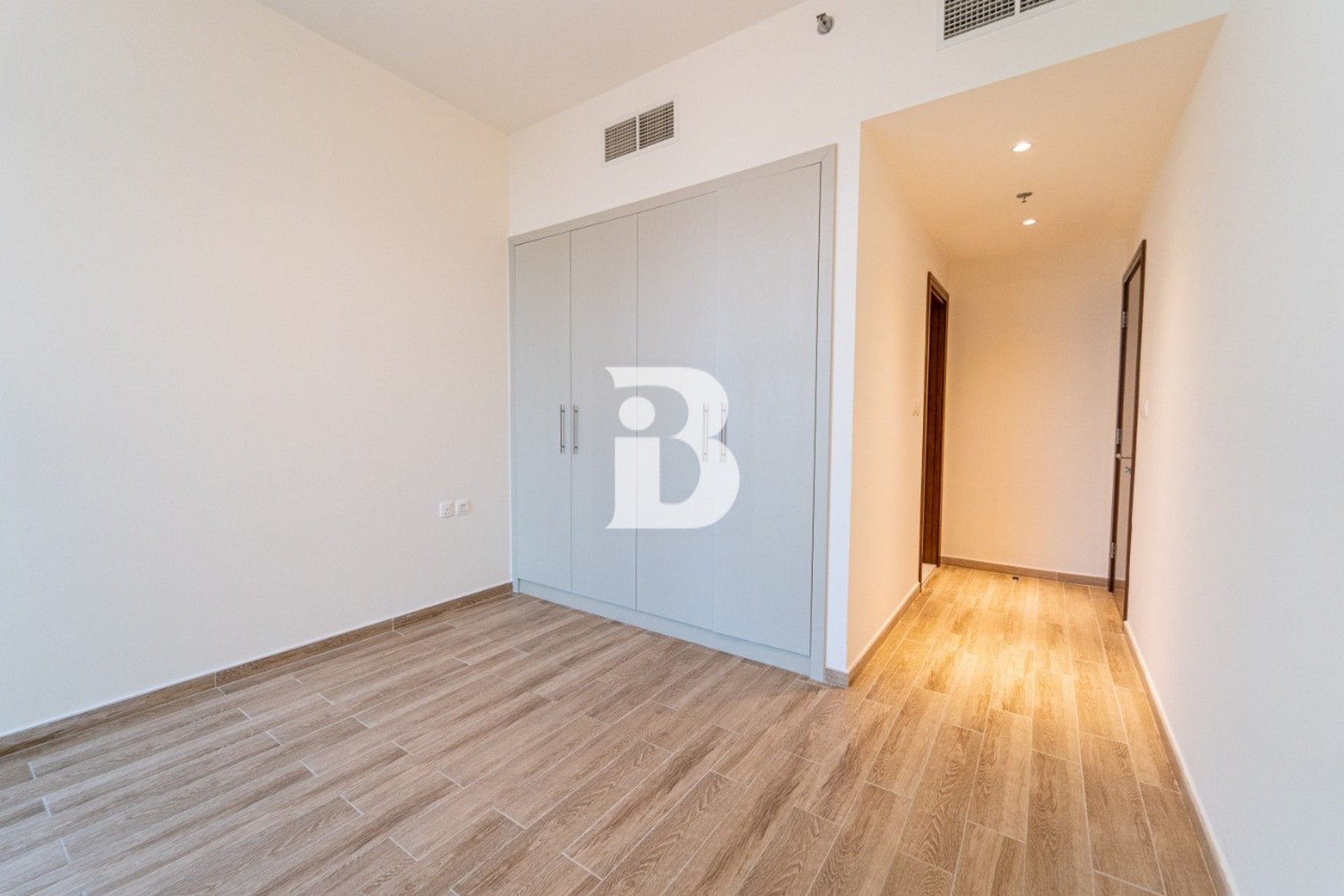 READY TO MOVE | MID FLOOR | PRIME LOCATION