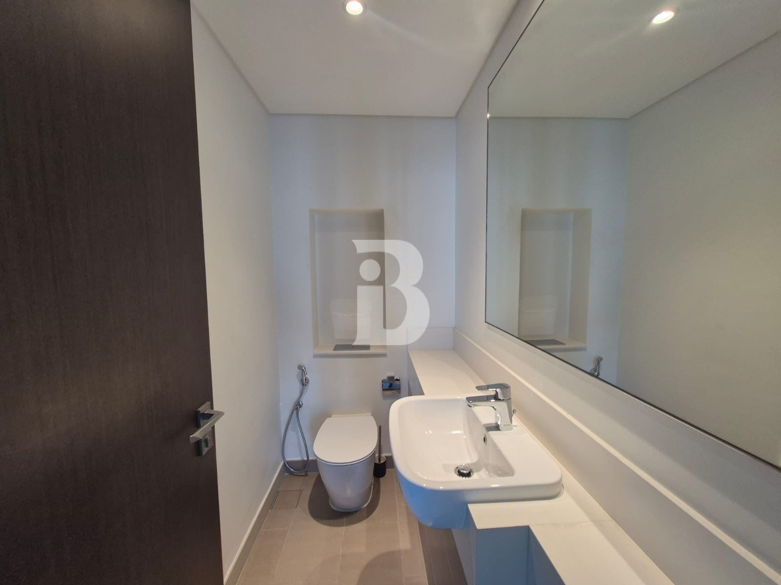 Burj Sea View | Unfurnished | High Floor