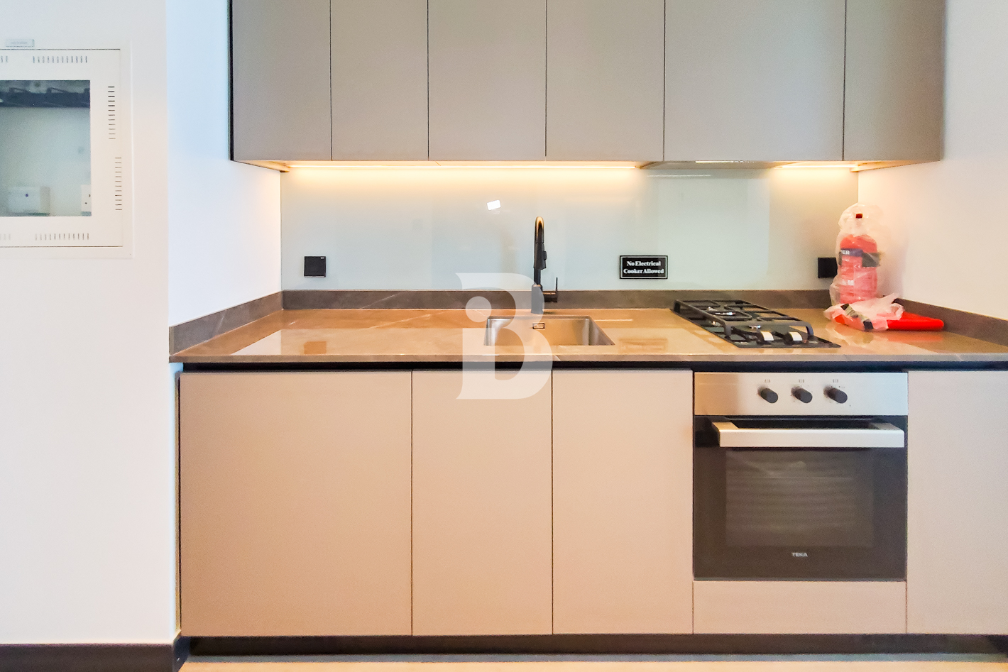 UNFURNISHED | KITCHEN EQUIPPED | VACANT