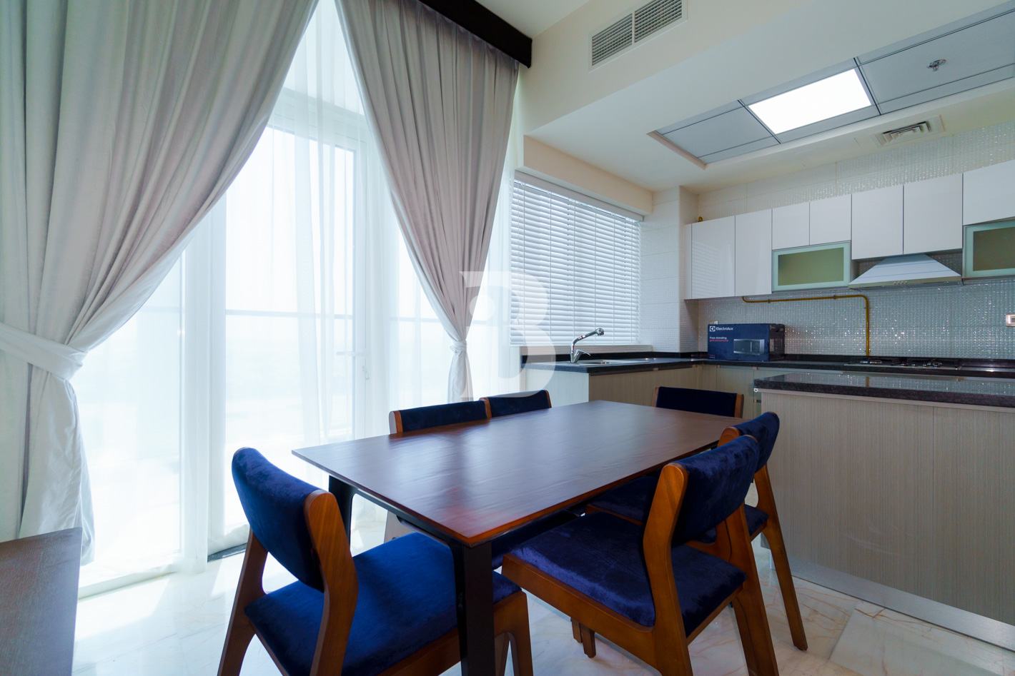 FULLY-FURNISHED | HIGH FLOOR | READY TO MOVE IN