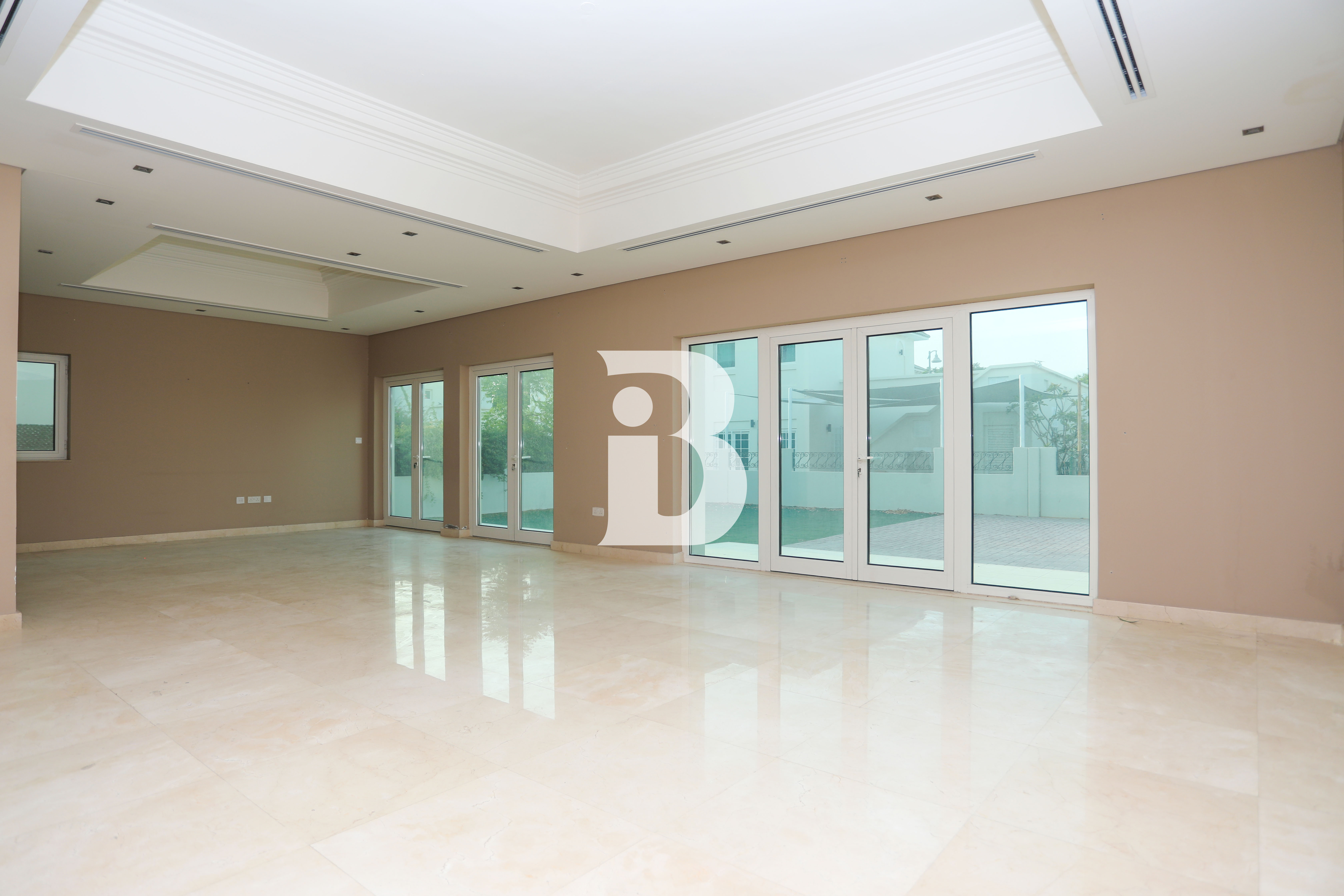 Exclusive | Corner | Pool | Internal