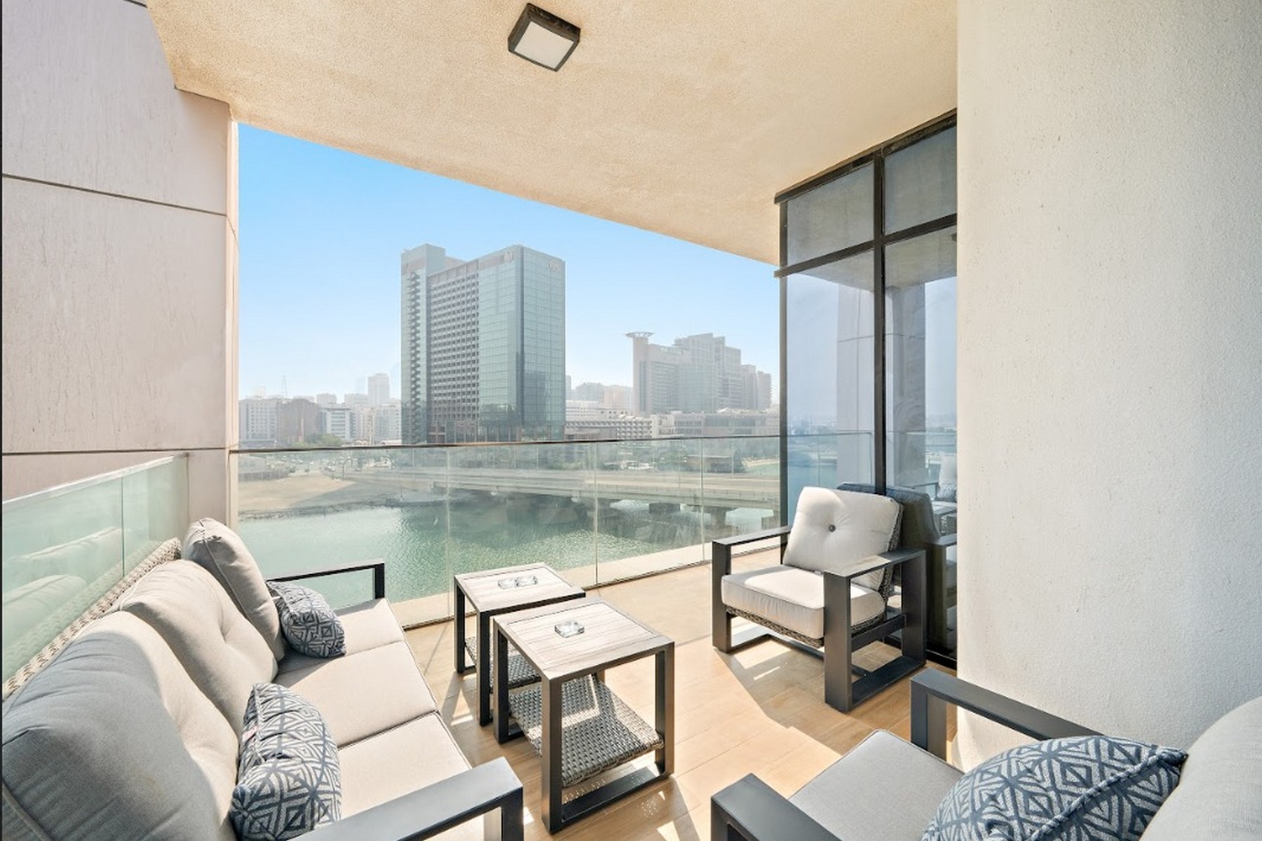 Airbnb-Style | Interior Designer-Upgraded | Full Canal View | Walk to Cleveland Clinic &amp; ADGM