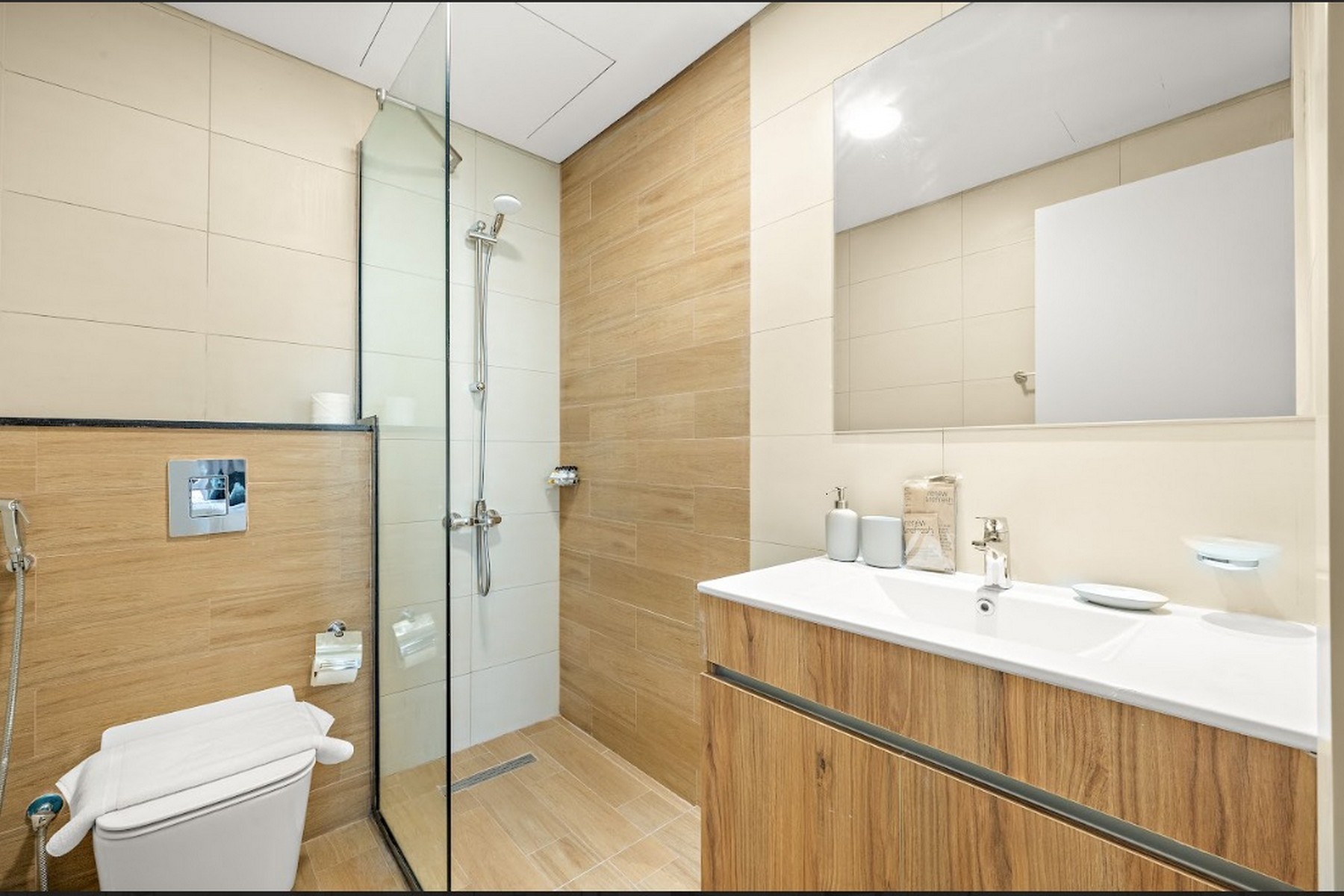 Airbnb-Style | Interior Designer-Upgraded | Full Canal View | Walk to Cleveland Clinic &amp; ADGM