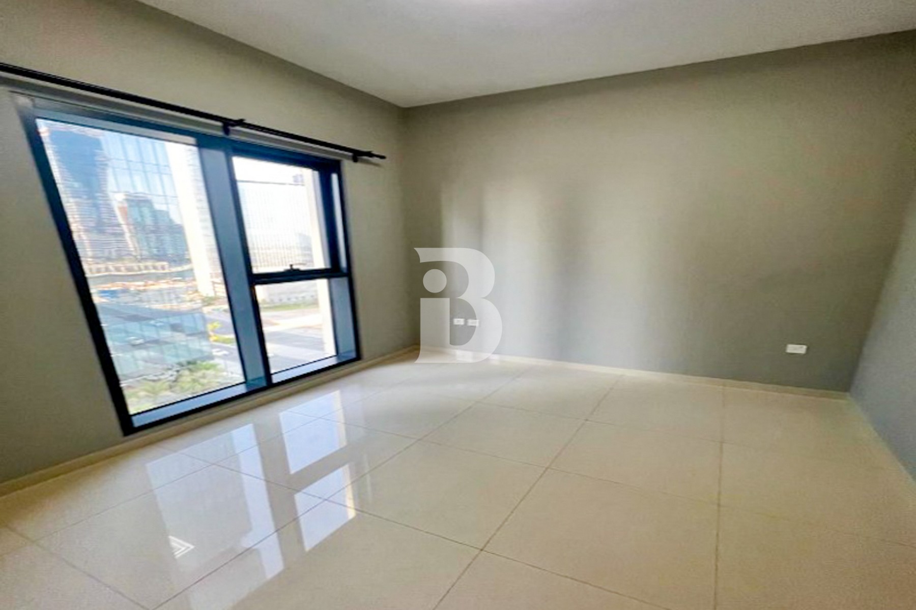 MODERN | PRIME AREA | UNFURNISHED