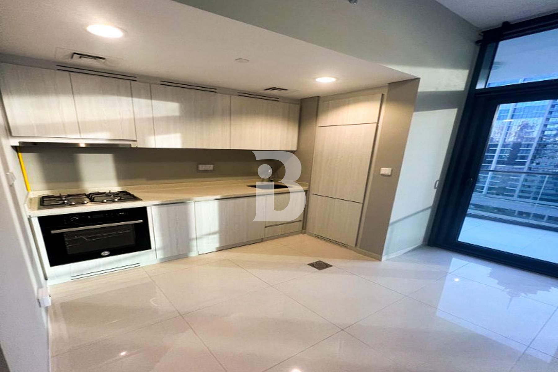 MODERN | PRIME AREA | UNFURNISHED