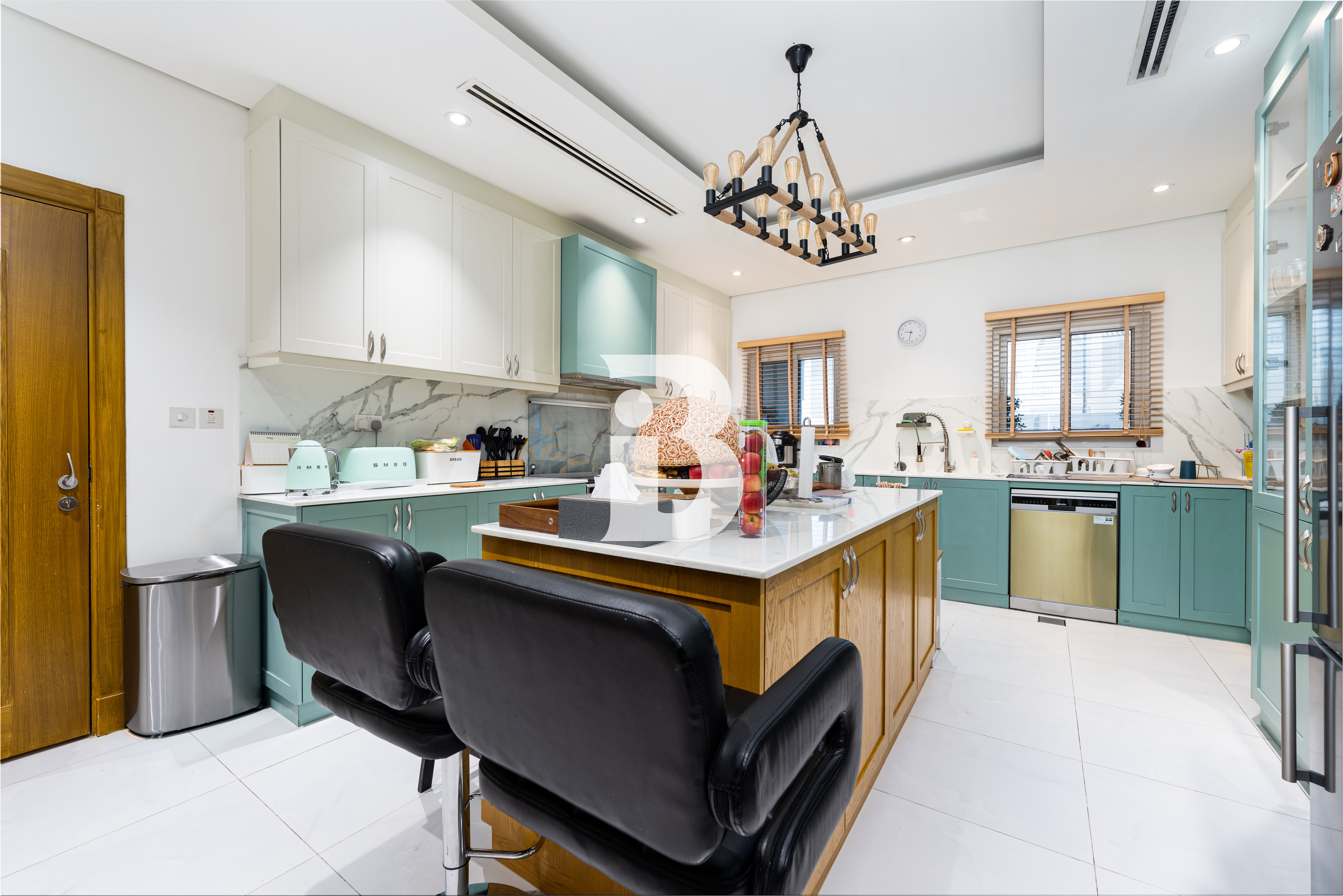 Upgraded | Corner Unit | Pool | VOT