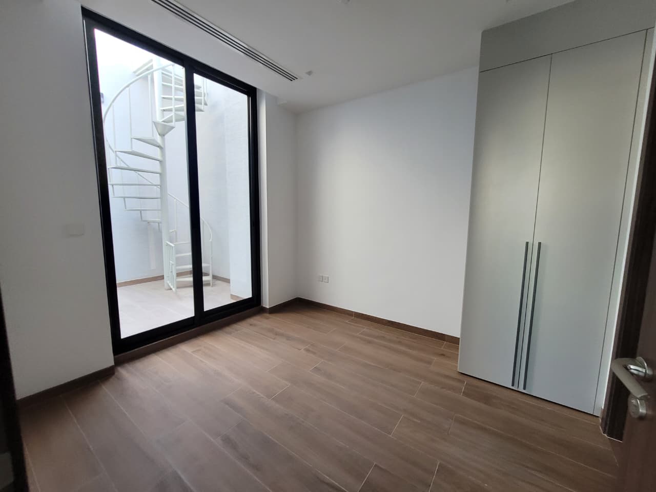 BRAND NEW | TERRACE | SINGLE ROW | ON THE PARK | VACANT